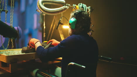 ingeniero de sonido en estudio de grabación