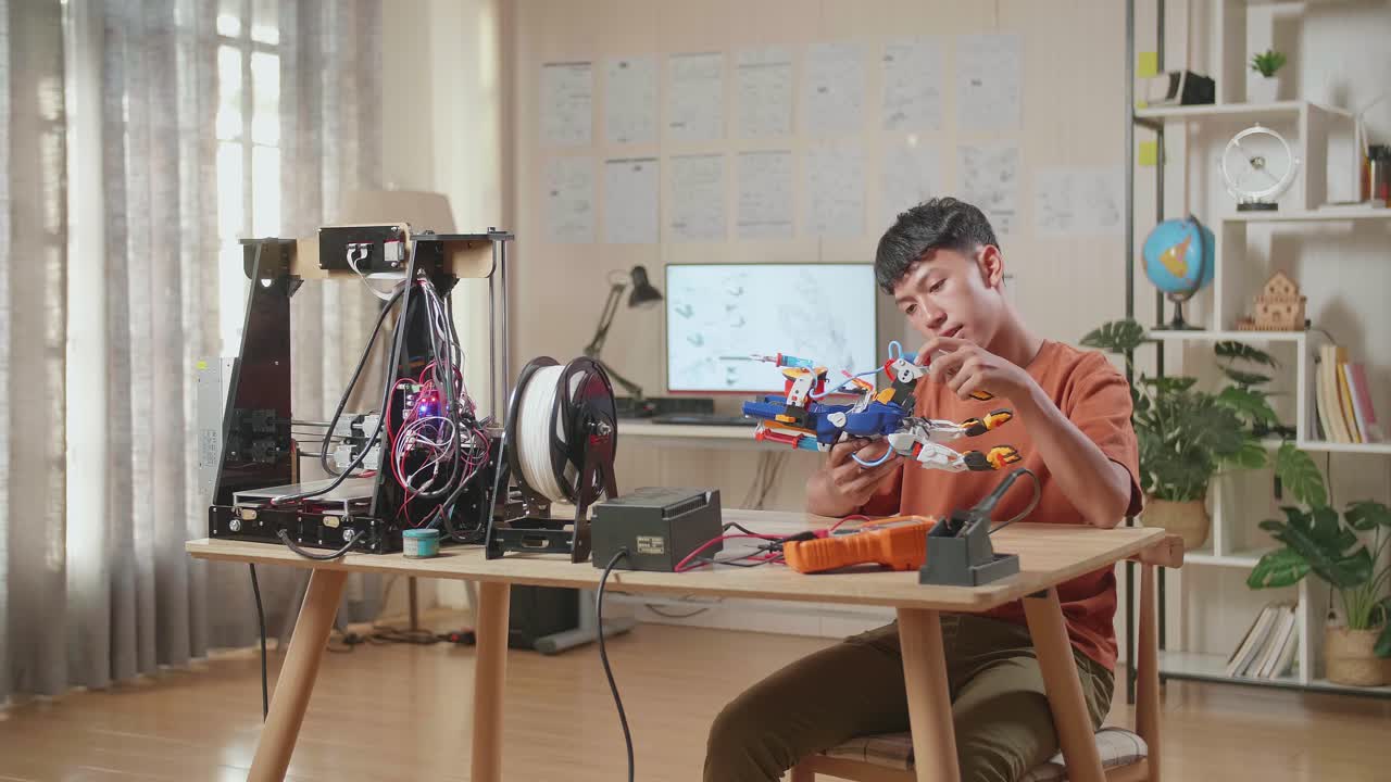 3d 프린팅 로 팔 프로젝트를 수행하는 학생