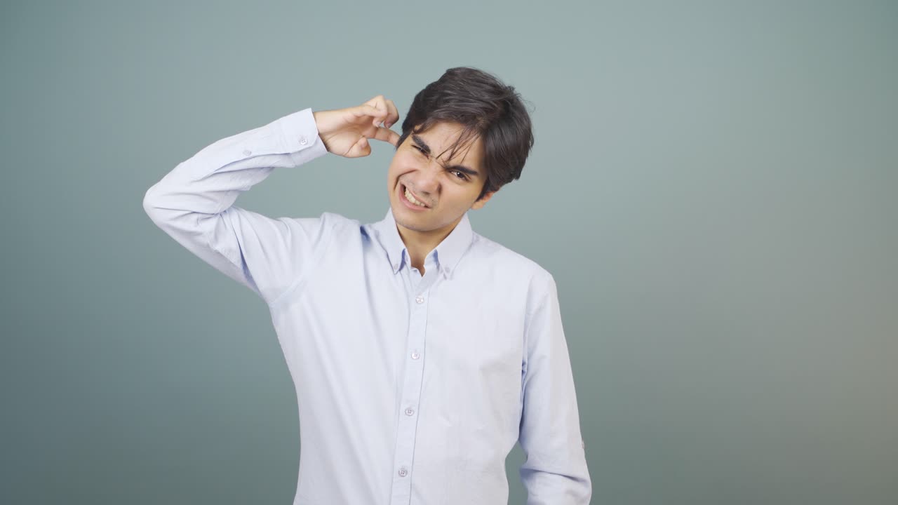 귀가 가려지는 남자.