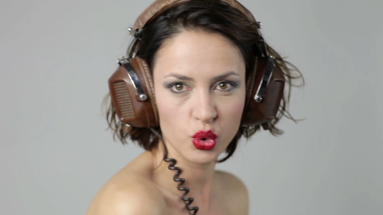 auriculares mujer joven 13