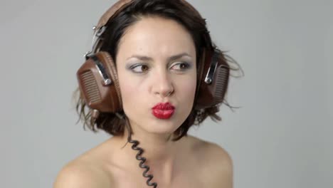 auriculares mujer joven 13