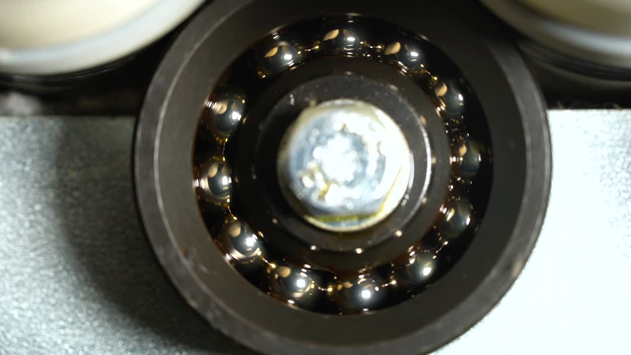 생산 타일에서 베어링의 회전 메커니즘. 근접