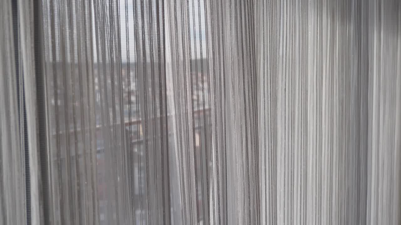 cortinas blancas con vistas a la ciudad