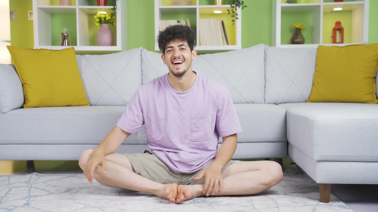 젊은이가 뉴스와 발표에 놀랐습니다.