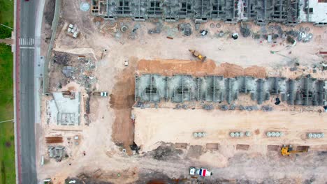 maquinaria pesada de hiperlapso aéreo que trabaja directamente sobre un sitio de construcción