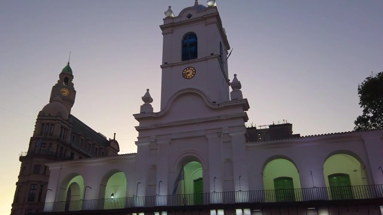 Il Cabildo, monumento illuminato della città coloniale di Buenos Aires al tramonto.