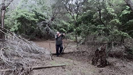 viejo gordo calvo tratando de correr asustado a través de un bosque