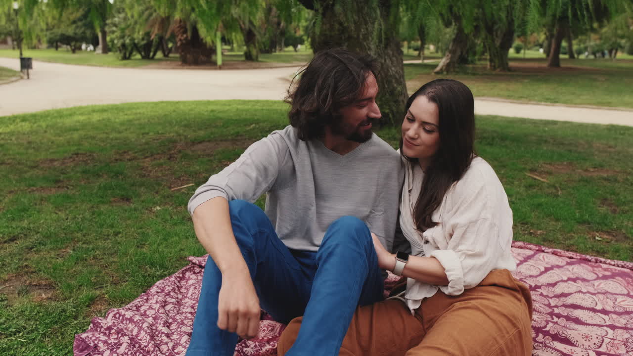 공원 에서 피크닉 을 즐기는 부부