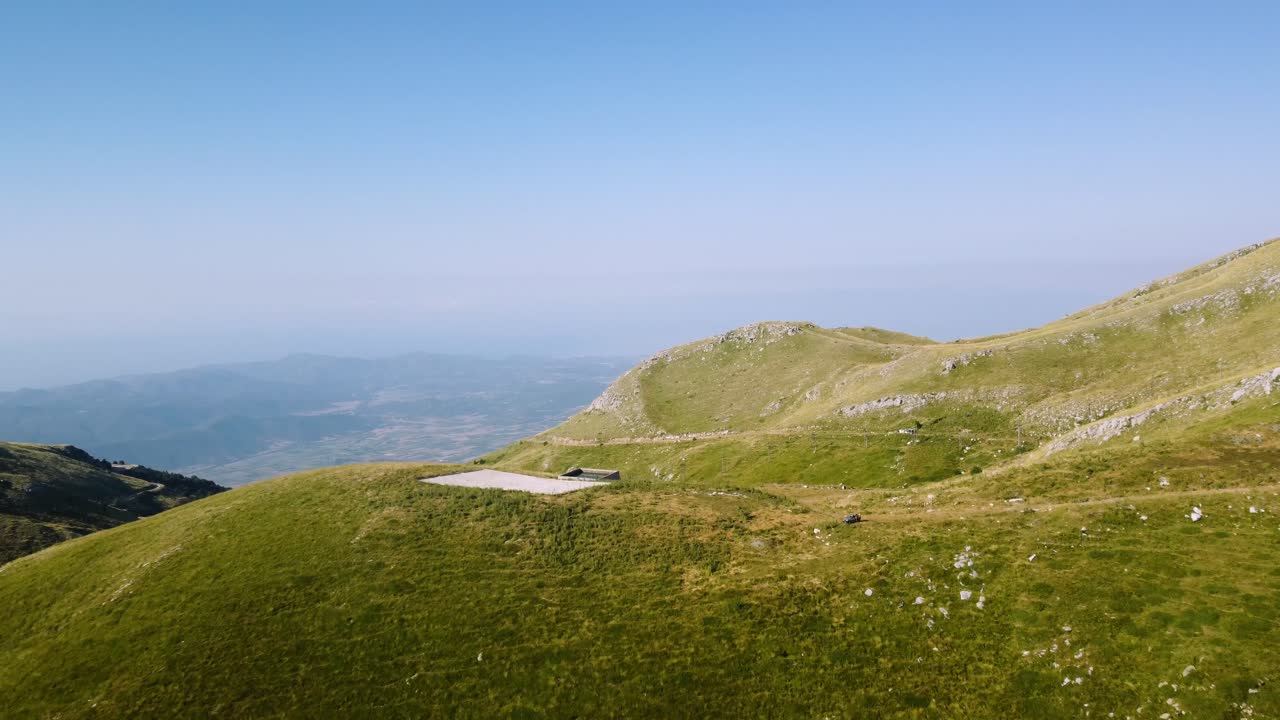 해가 뜨면 계곡을 내려다보는 산꼭대기 위에서 천천히 설치되는 항공기