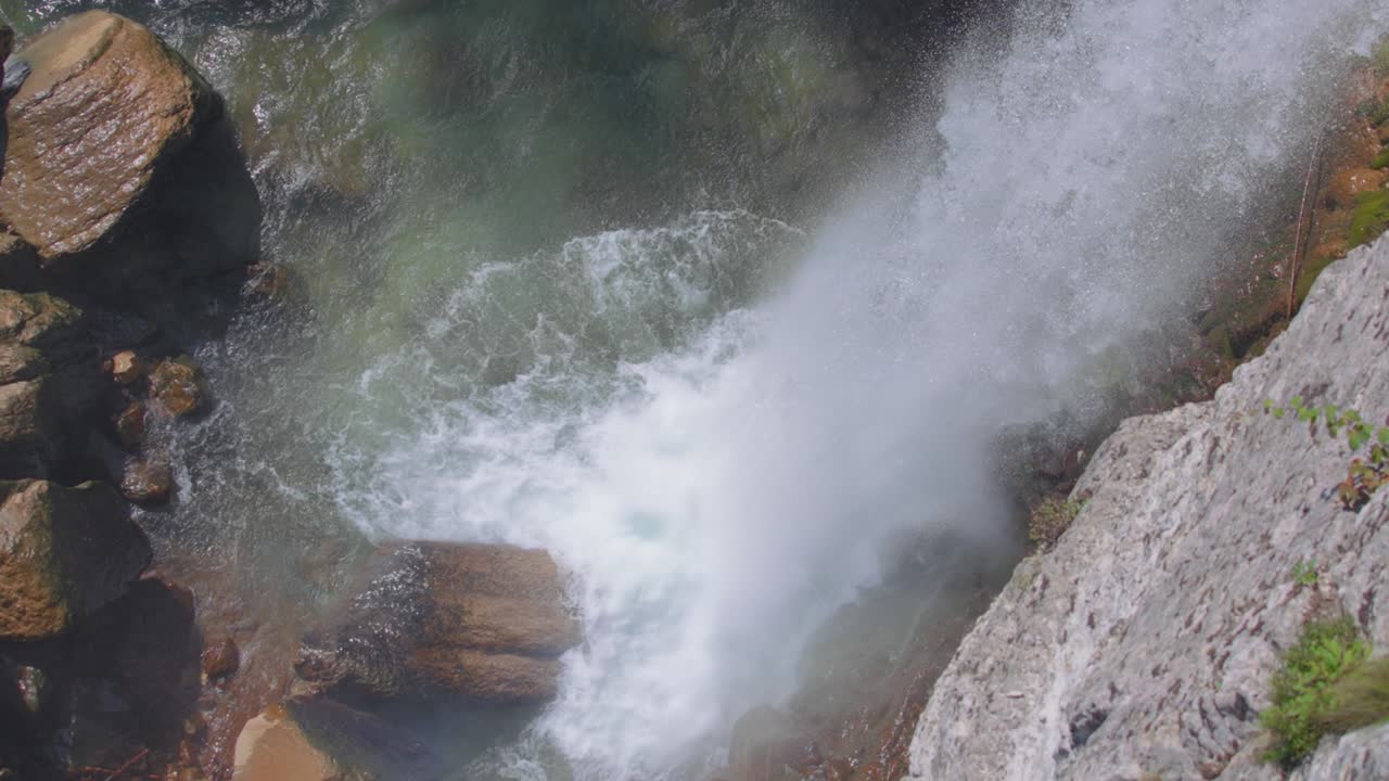 una cascada que se estrella en el río