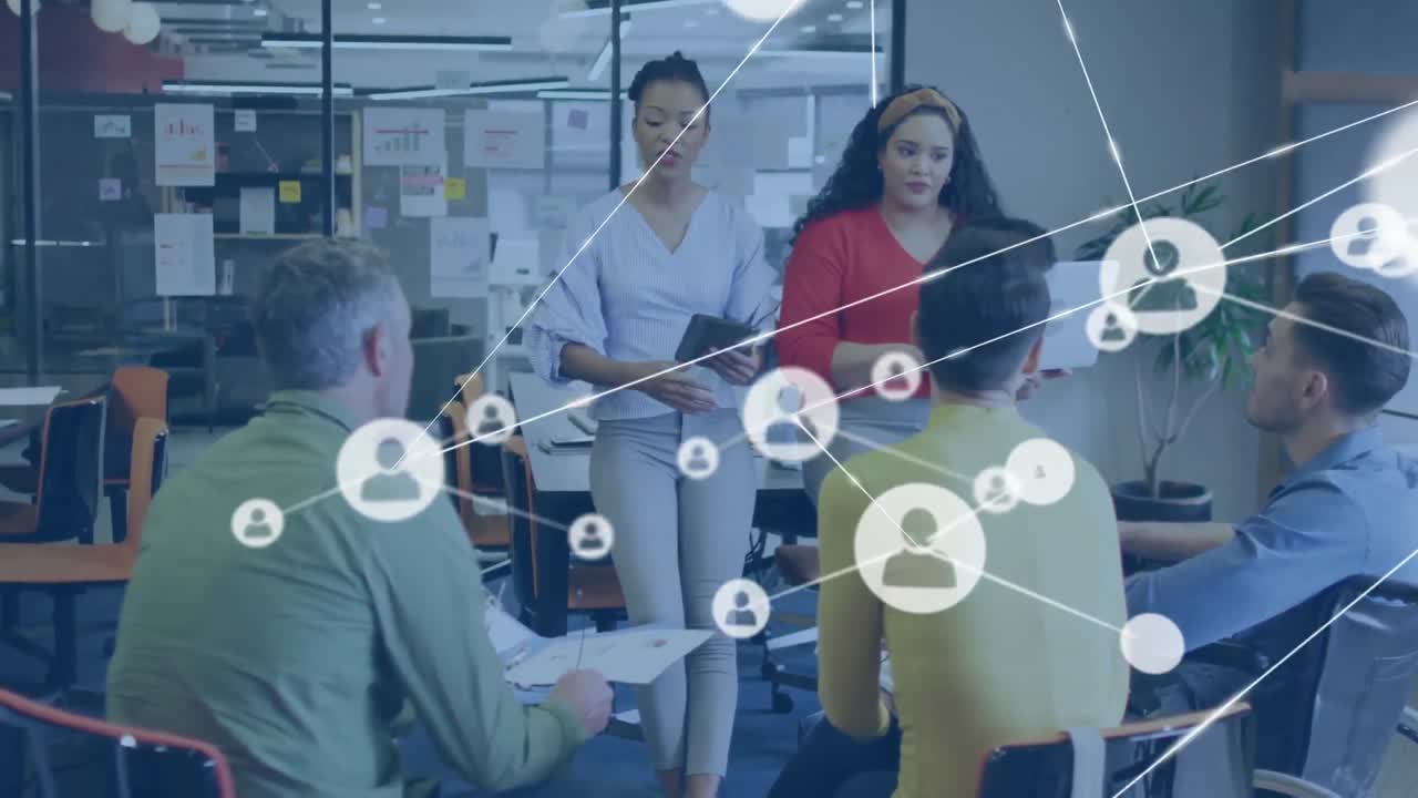 animación de la red de iconos de perfil sobre un equipo diverso de colegas discutiendo juntos en la oficina