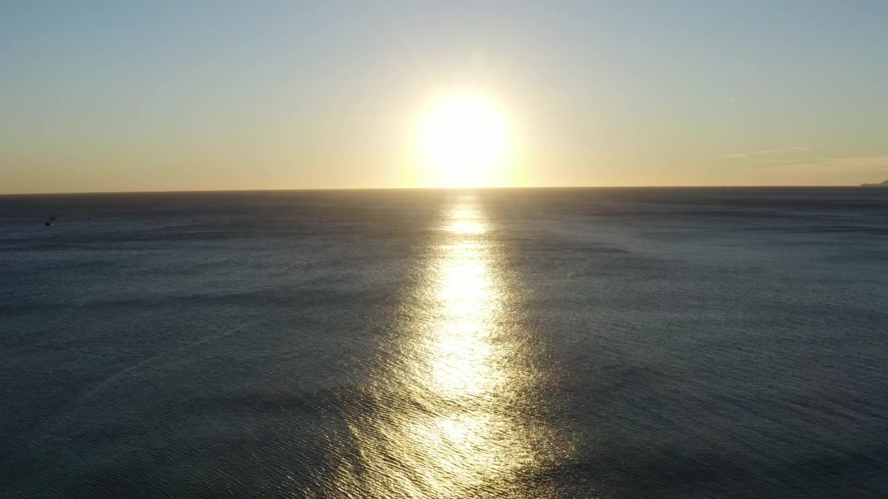 Luftfoto af solnedgang over havet i Malibu på nytårsdag