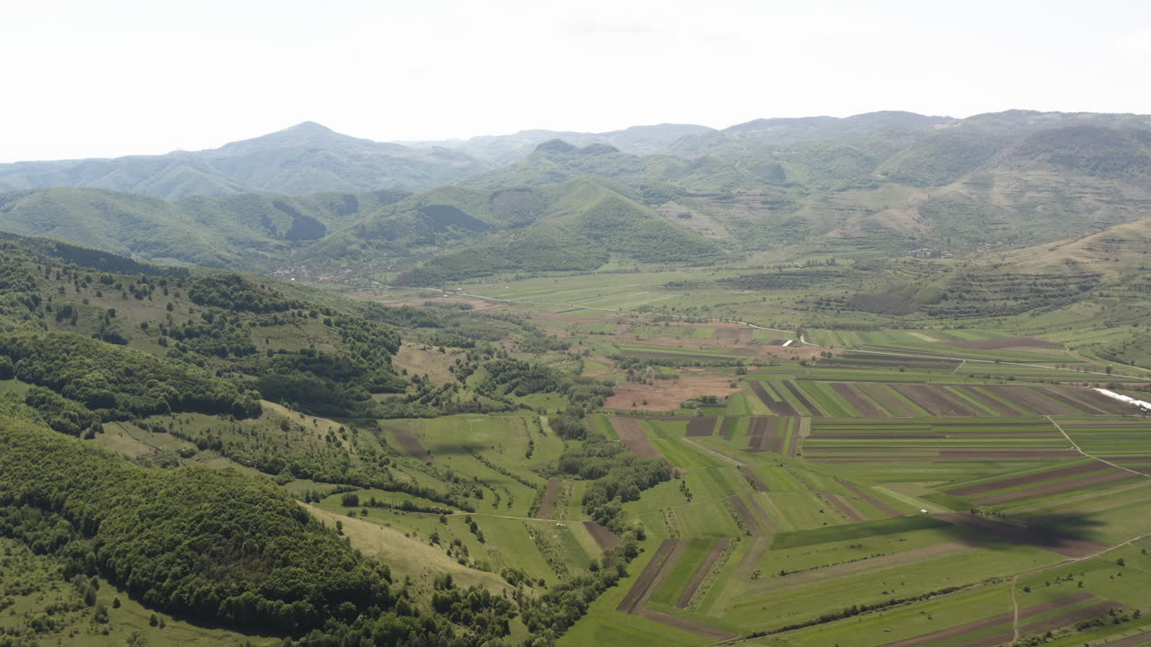 vista aérea lenta sobre las tierras de cultivo del valle fértil cerca de piatra secuiului, aldeas de rimetea y coltesti, rumania