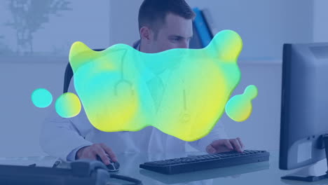 animación de mancha azul y amarilla sobre el médico usando computadora
