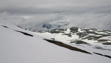 Luftaufnahme-Eines-Mannes,-Der-Auf-Dem-Schneebedeckten-Berg-Ishaug-Im-Hardangervidda-Nationalpark,-Eidfjord,-Norwegen-Steht