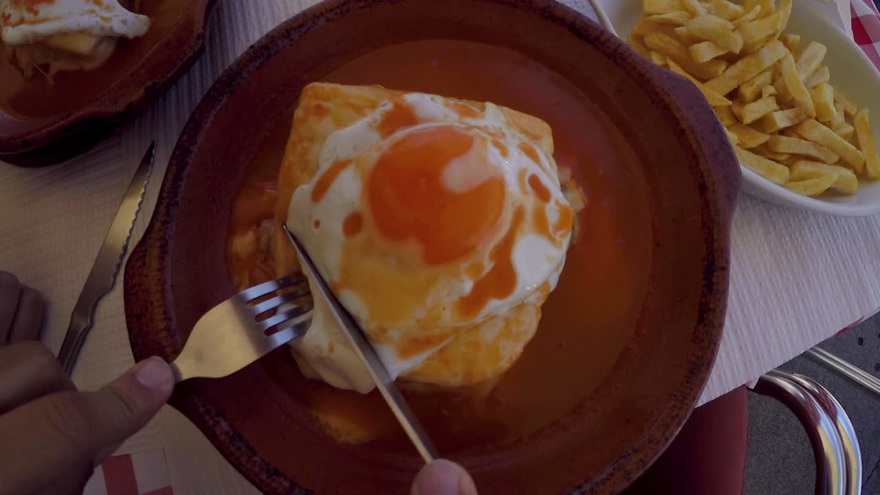 cortando francesinha sabroso, sándwich portugués