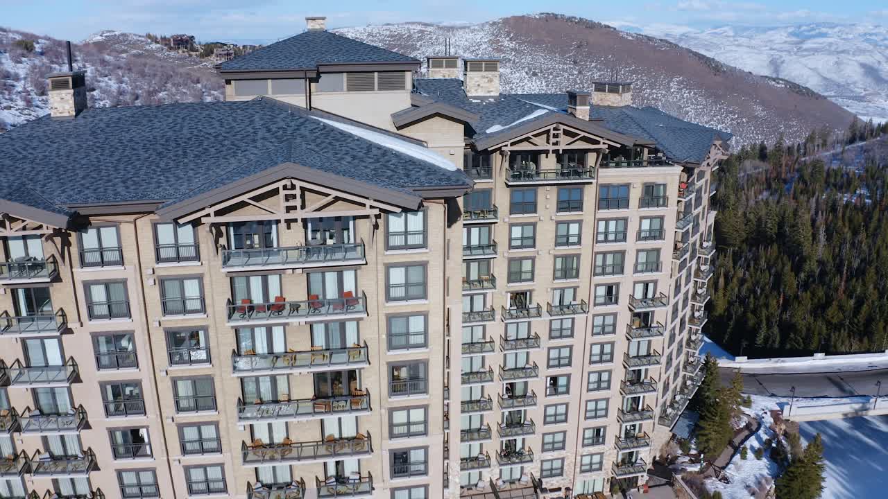 un resort de lujo con piscina y sala de estar en deer valley park city, utah