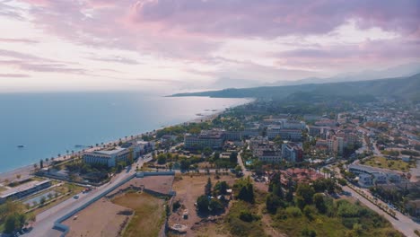 vista aérea de la ciudad turística costera al atardecer