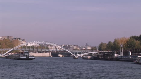 barco en el río sena