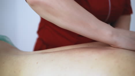 terapeuta manual hace masaje clásico a una joven cliente femenina
