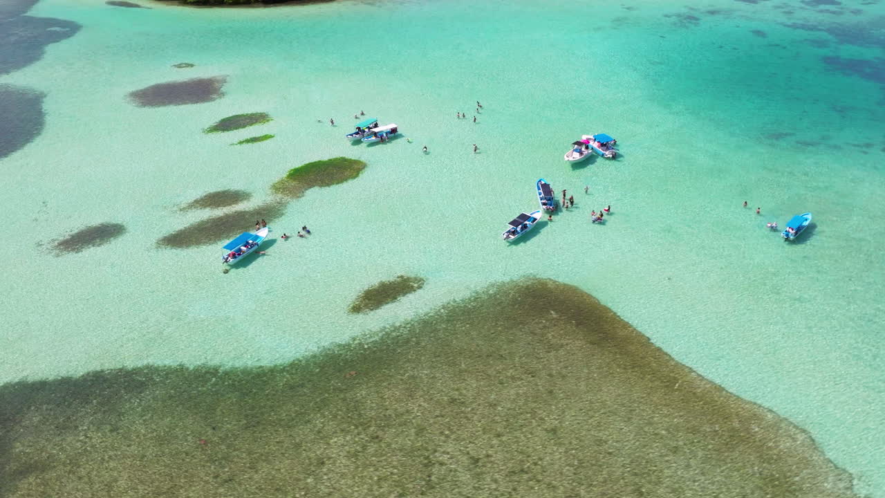 vista aérea de barcos en el océano turquesa en el parque nacional de morrocoy, venezuela - toma de avión no tripulado