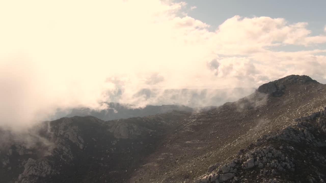 nubes rodando sobre los picos de las montañas durante la mañana nublada en sudáfrica
