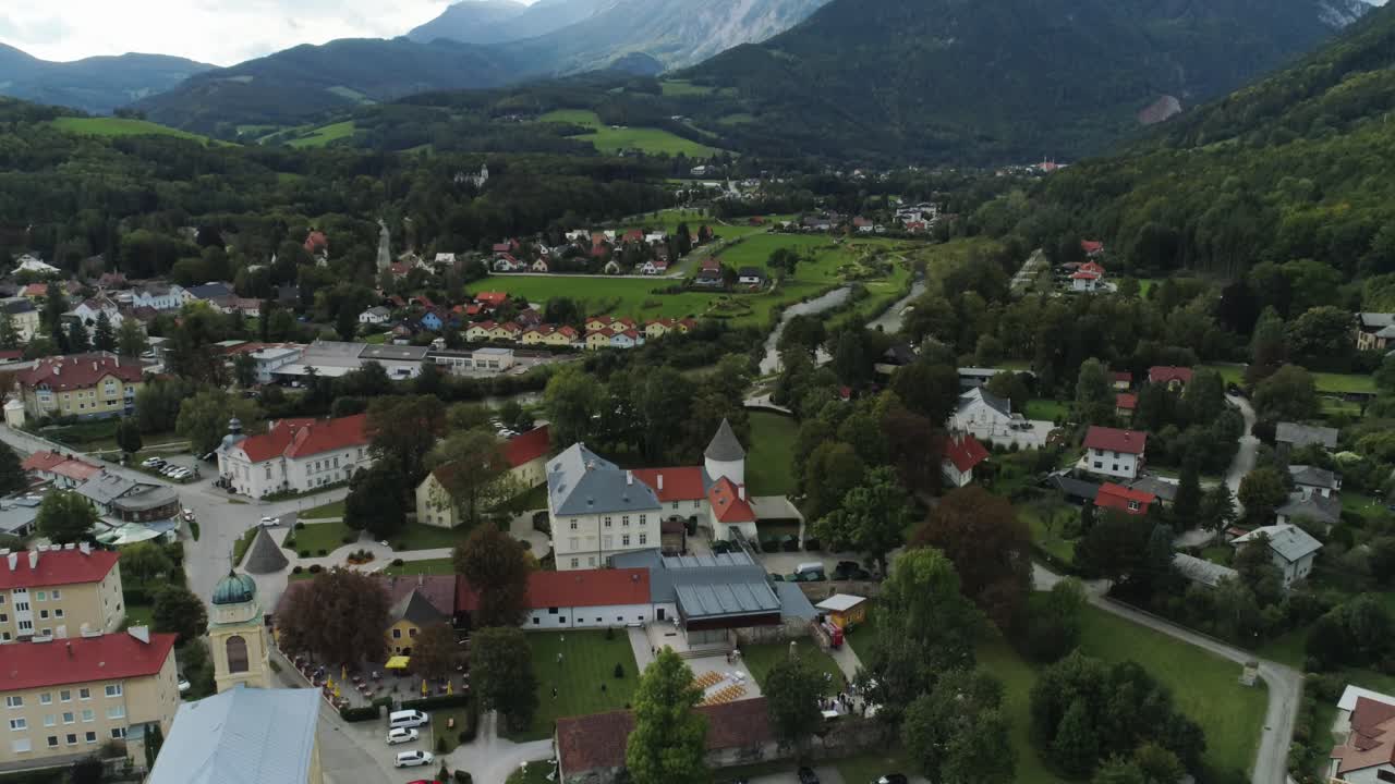 Ripresa con drone di un antico castello con grandi montagne sullo sfondo