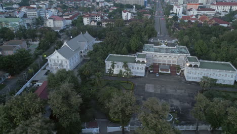 Leerer-Präsidentenpalast-Und-Die-Stadt-In-Vientiane,-Laos-In-Der-Abenddämmerung