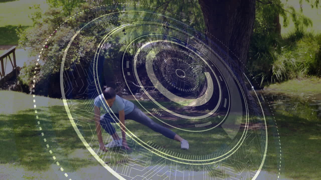 Persona che fa stretching al parco con sovrapposizione animata di interfaccia digitale
