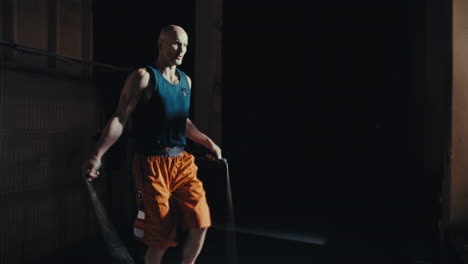 hombre saltando la cuerda en un gimnasio