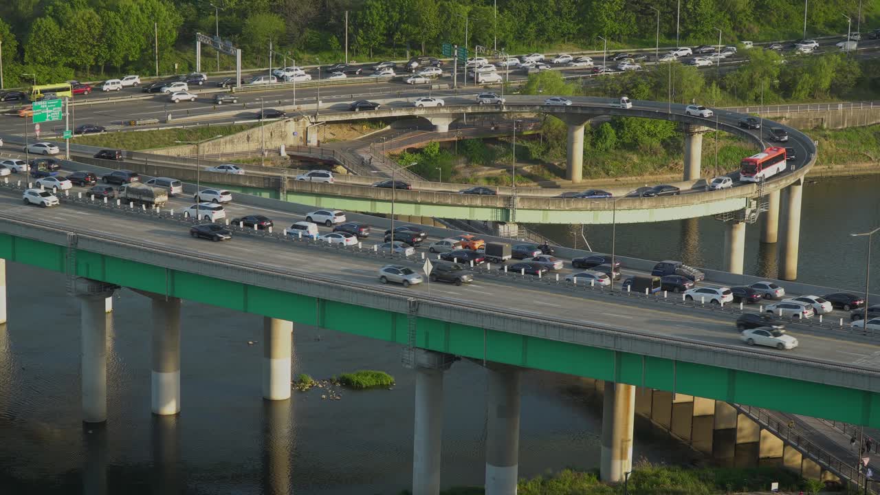 응봉산에서 용비교를 타고 서울 시내 차량 통행, 대한민국 주간 최고 전망
