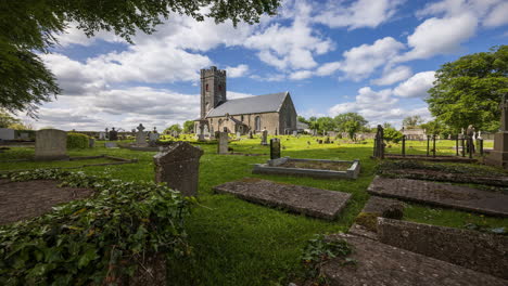 Zeitraffer-Des-Historischen-Friedhofs-Und-Der-Mittelalterlichen-Kirche-Im-Ländlichen-Irland-Mit-Vorbeiziehenden-Wolken-Und-Sonnenschein