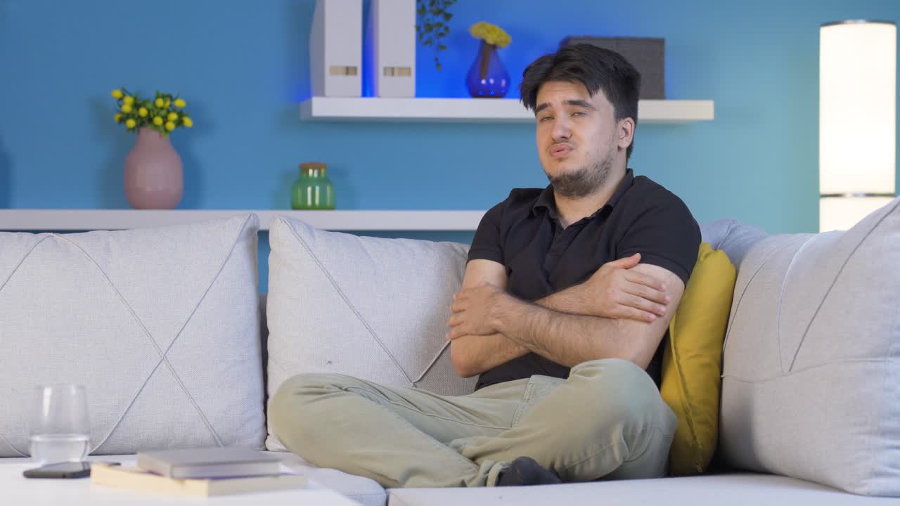 un hombre deprimido solo en casa.