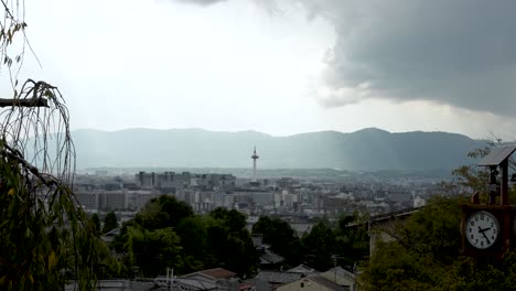 Skyline-Von-Kyoto-Von-Kiyomizu-Dera-Aus-Gesehen-Mit-Hellen-Streifen-Hinter-Wolken