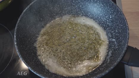 Koch-Schmilzt-Butter-Und-Kocht-Kartoffelscheiben-In-Einer-Heißen-Pfanne,-Nahaufnahme
