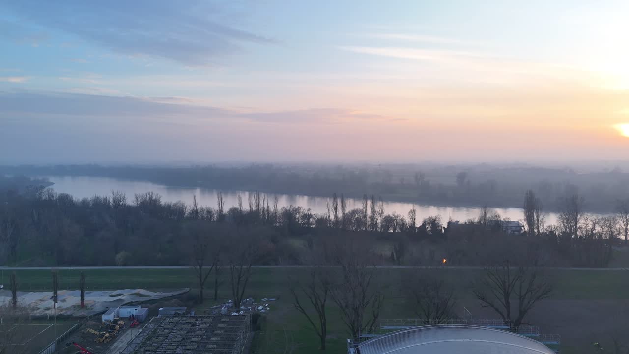 Droneopptak i høy vinkel fanger Ponte di Ferro-jernbroen slik den spenner over elven Po nær Cremona. Lombardia, Italia, SS10 Strada Padana Inferiore Road