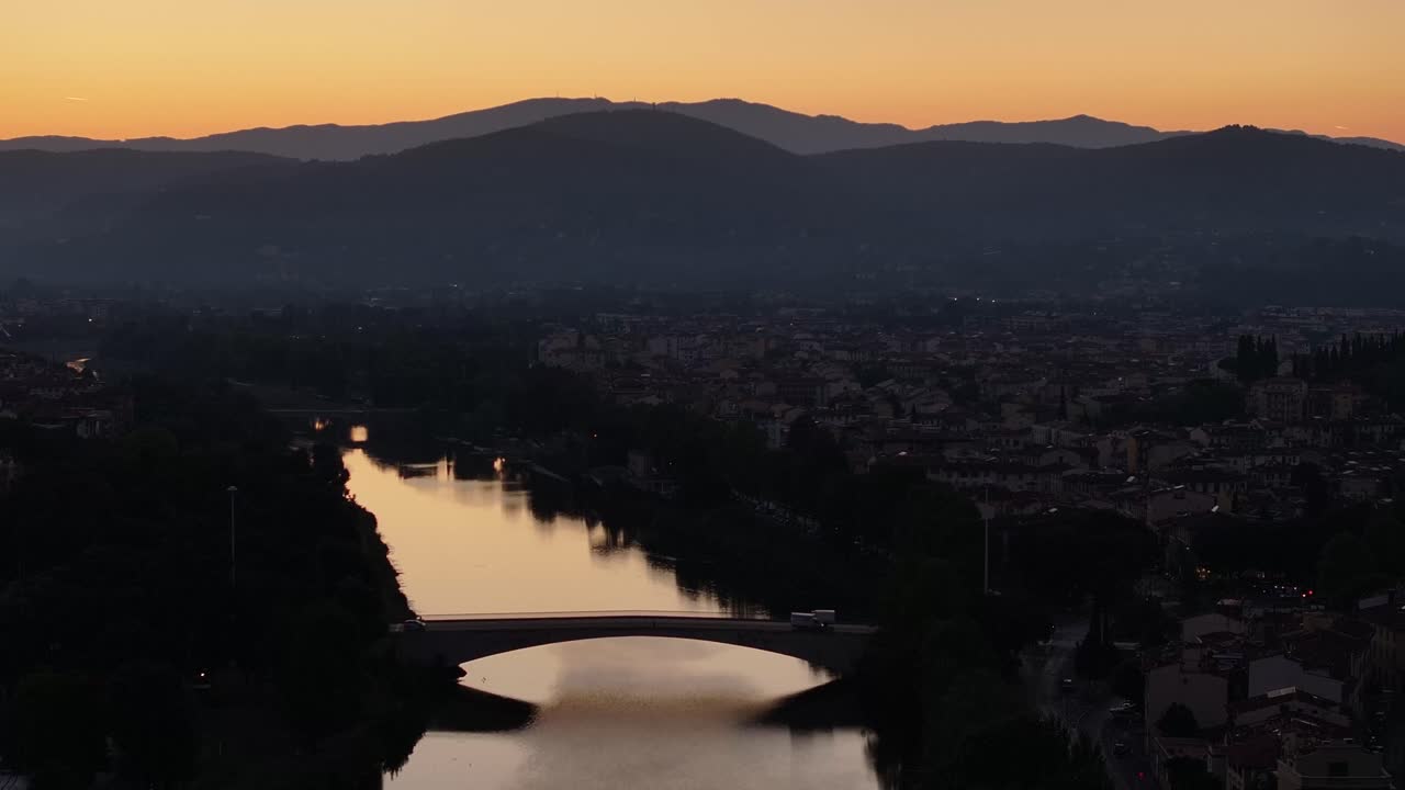 Foto aerea dall'alto con drone che scende verso Piazza del Campo a forma di conchiglia, nel centro storico di Siena, Toscana, Italia, in una giornata limpida