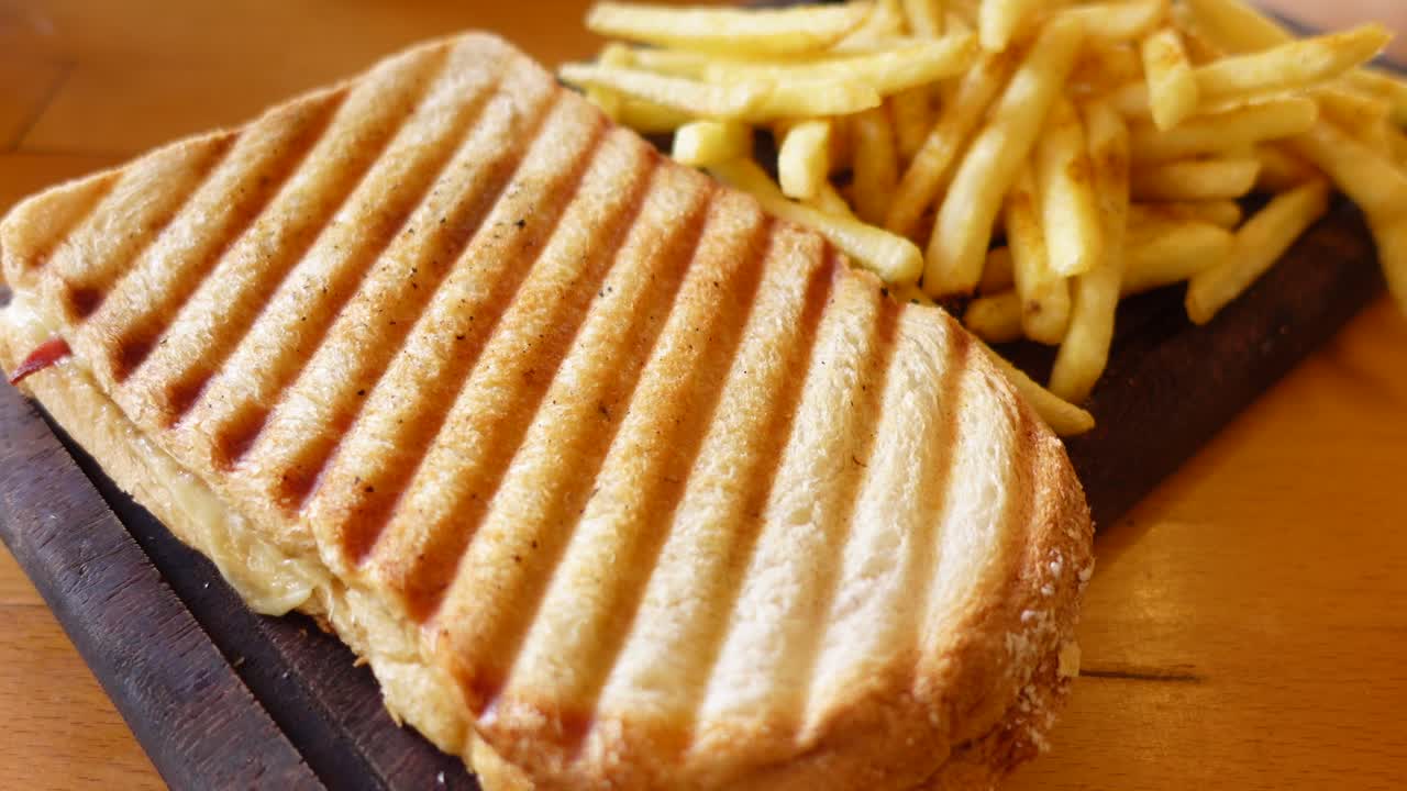 sanduíche de queijo grelhado com batatas fritas
