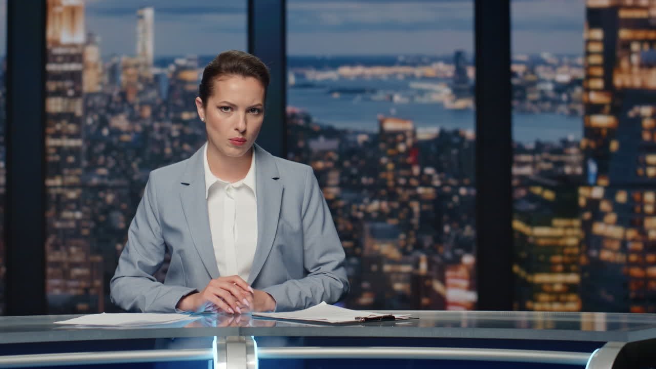 심각한 커 여성이 뉴스 캐스트 멀티미디어 채널에서 이야기합니다. 매일 뉴스