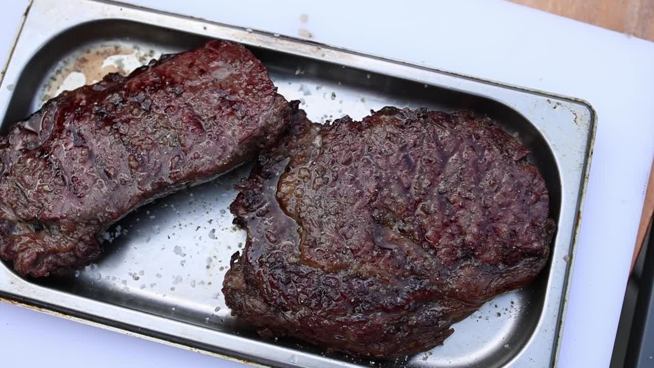 cocinando un delicioso filete de costillas a la parrilla
