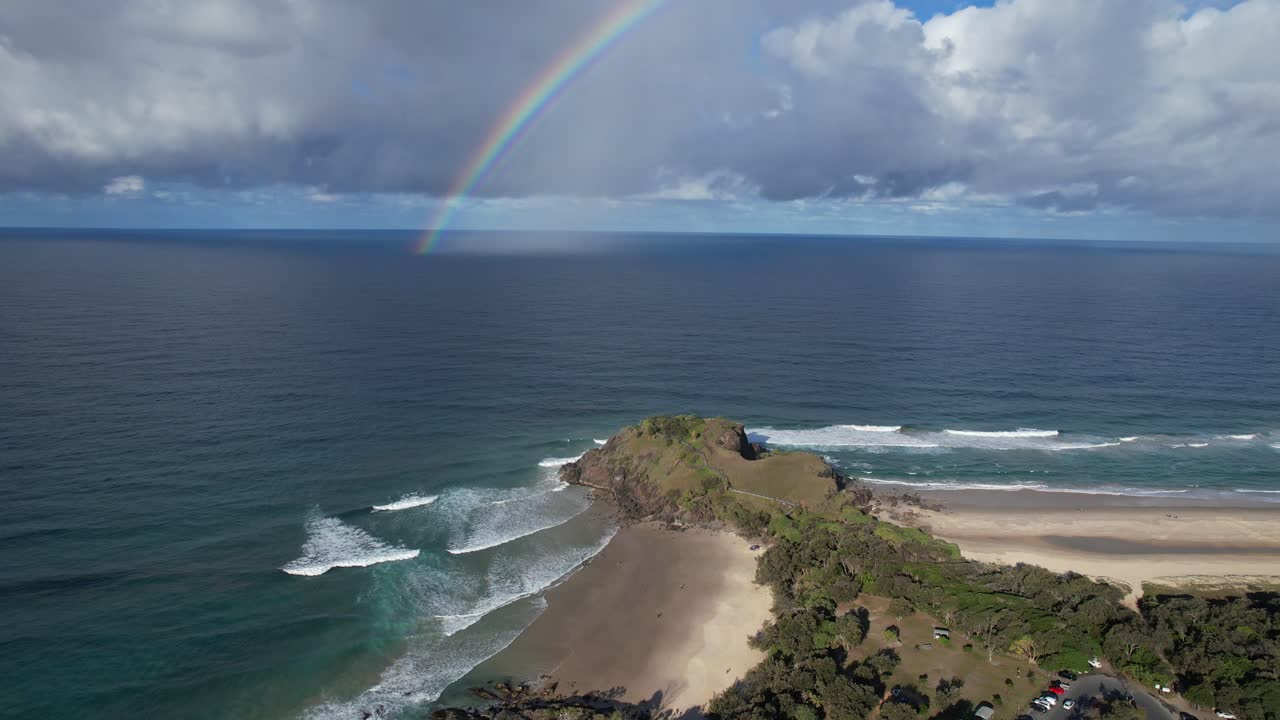norries headland y la playa de cabarita con arco iris sobre el océano en nsw, australia - toma aérea de un dron