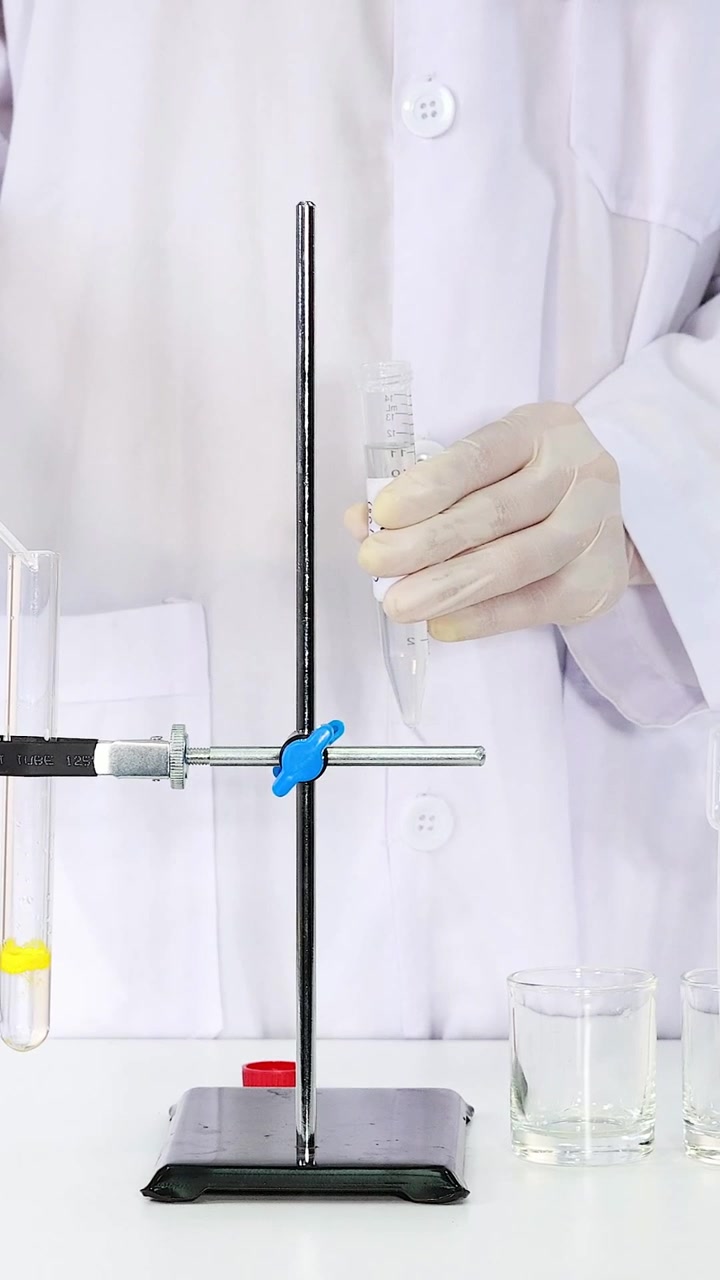 Esperimento che dimostra una reazione chimica e un cambiamento di colore
