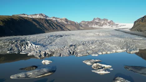 fotografía de un glaciar en islandia durante el invierno por la mañana12