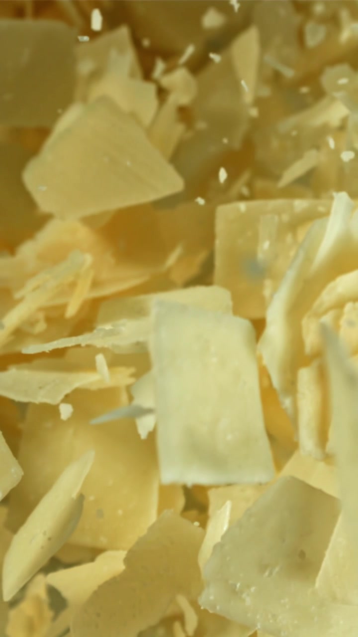 Copeaux de Parmesan tombant au ralenti