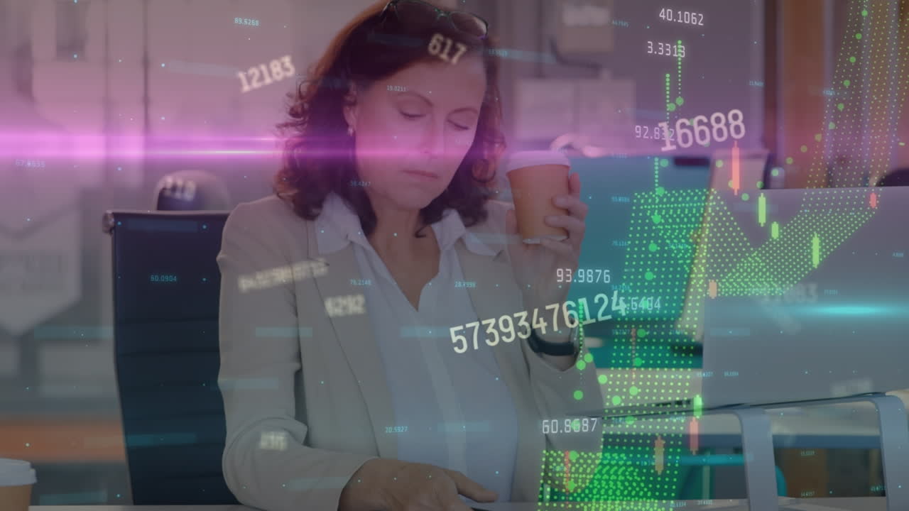 animación del procesamiento de datos sobre mujer de negocios caucásica en la oficina