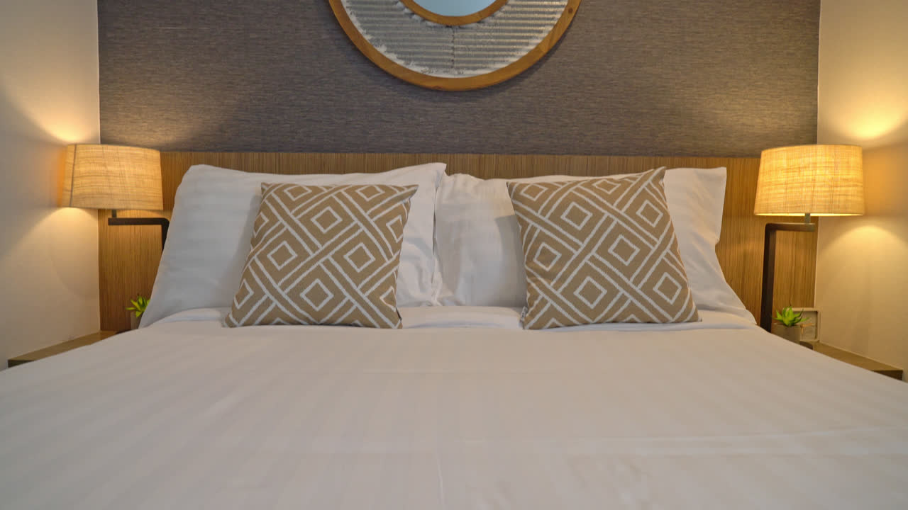 hermosa almohada en la decoración de la cama en el interior del dormitorio