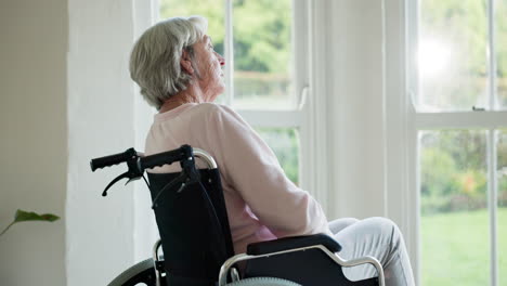 mujer mayor, memoria o silla de ruedas por la ventana