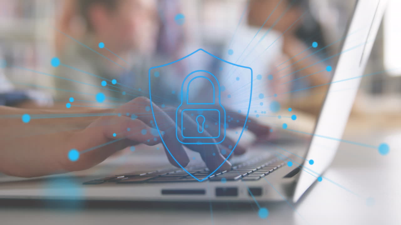 animación de un candado en el escudo sobre las manos recortadas de una mujer caucásica trabajando en una computadora portátil