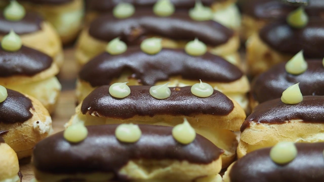 Bombas de chocolate recém-assadas com recheio de creme