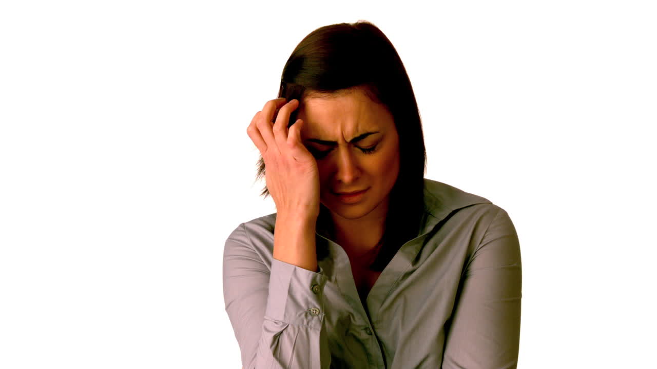 una morena molesta mirando a la cámara